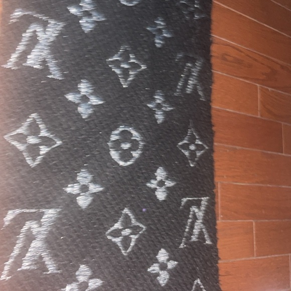Louis Vuitton Logomania Shine Wool Scarf - Picture 5 of 8